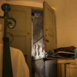 ...ci porta davanti a una porta grigia socchiusa: � l'accesso a un vero e proprio pezzo di storia